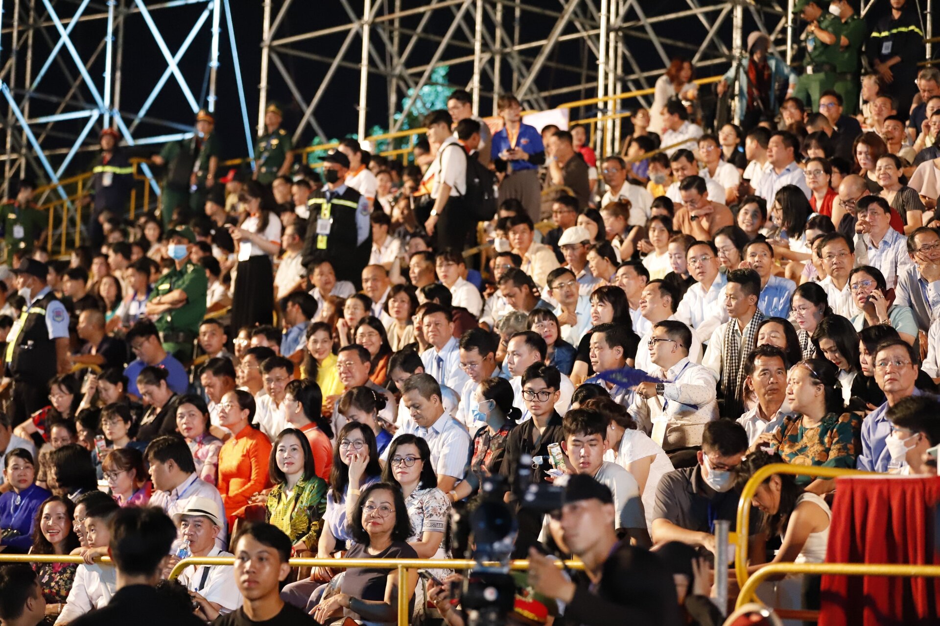 Hơn 5.000 khán giả là người dân TP.HCM, khách du lịch nội địa và quốc tế tham dự chương trình.