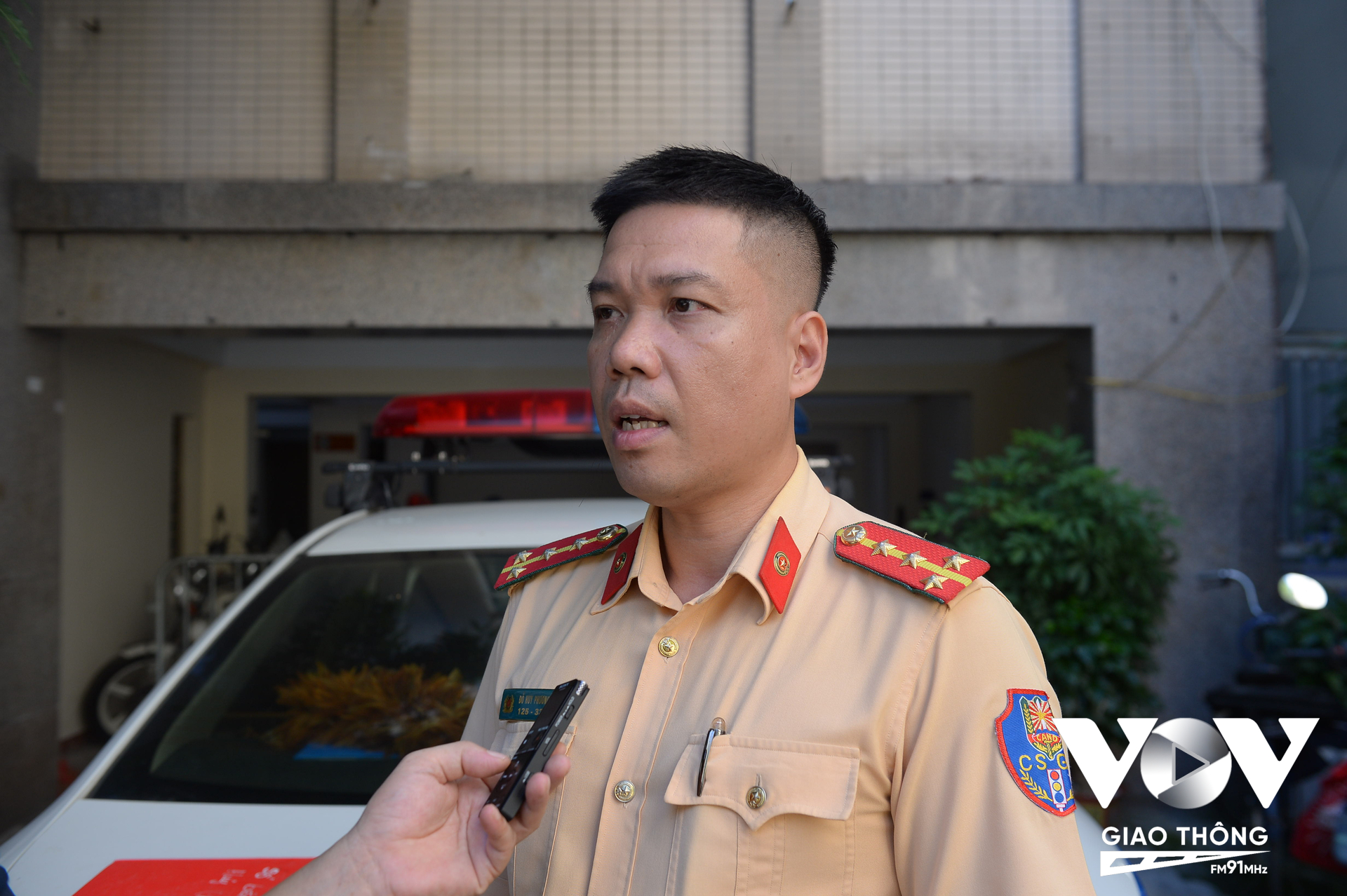 Đại úy Đỗ Huy Phương, Đội đăng ký và quản lý xe cho biết lượng hồ sơ sang tên đổi chủ tăng đột biến trong những ngày gần đây