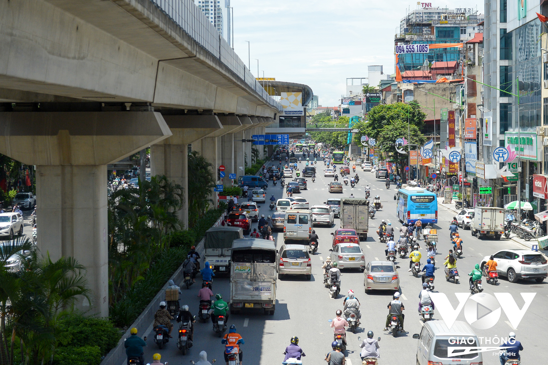 Mặc dù trên đường Nguyễn Trãi đã có đặt biển báo phân làn đường tuy nhiên tình trạng xe máy đi vào làn xe ô tô vẫn diễn ra thường xuyên, đặc biệt là trong khung giờ cao điểm. 