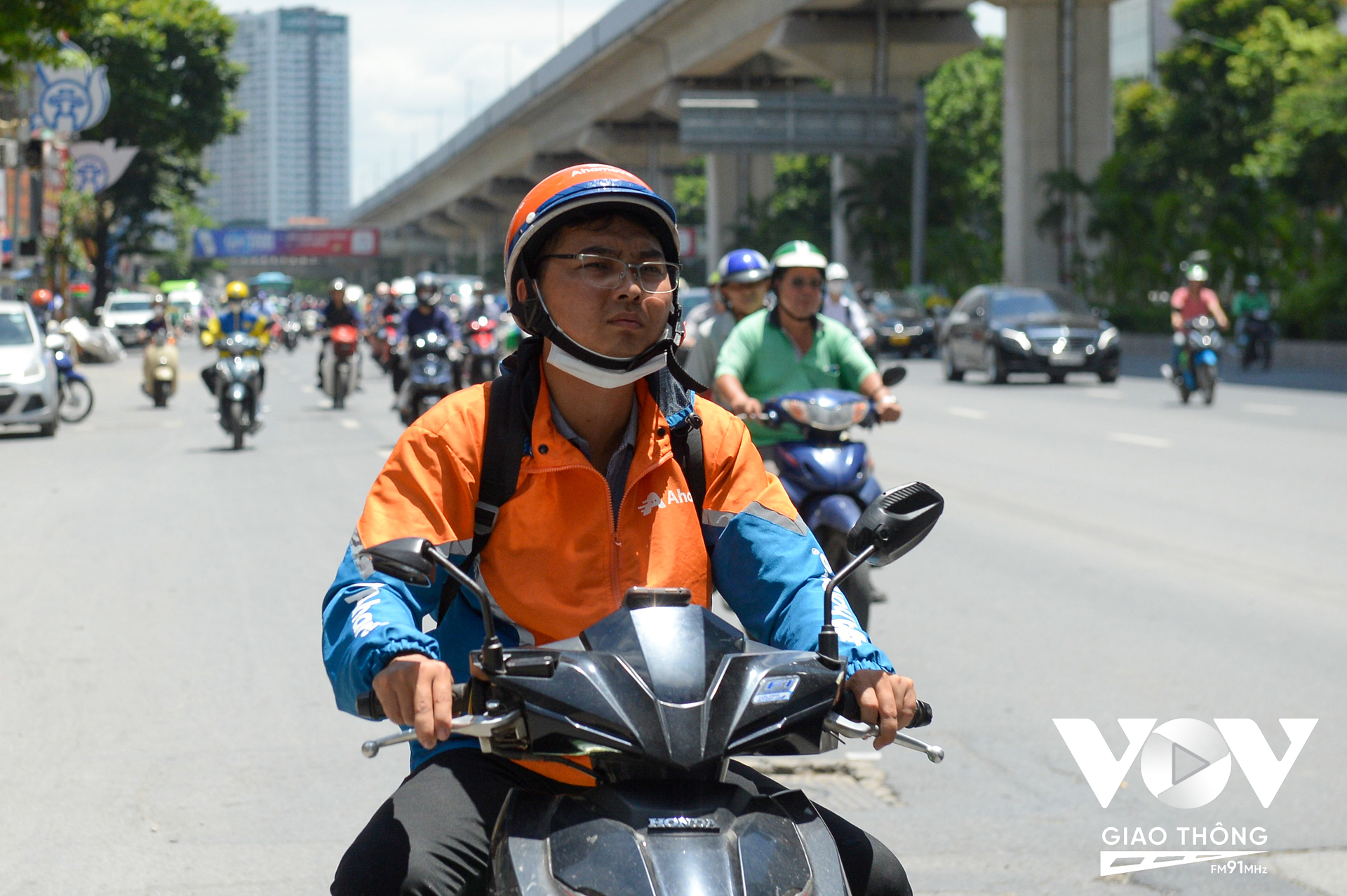 Còn anh Dương Thanh Tùng, quận Cầu Giấy, Hà Nội hiện đang là tài xế xe công nghệ lại cho rằng, việc tháo giải phân cách giúp đi thông thoáng hơn nhưng xe máy sẽ lại tạt vào đầu ô tô để đi, việc này cũng gây khó khăn cho các tài xế.