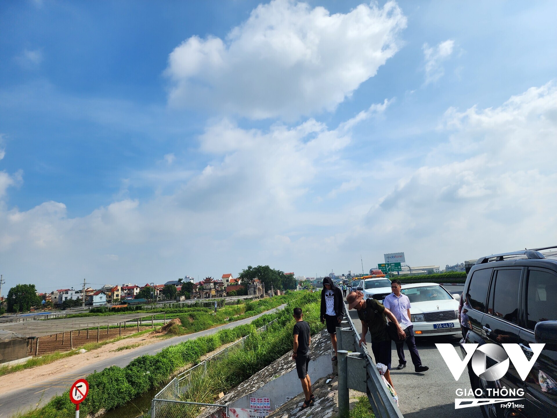 Trên tuyến cao tốc Pháp Vân - Cầu Giẽ vẫn diễn ra tình trạng người dân băng qua hàng rào, vào cao tốc đón xe khách tại nhiều vị trí
