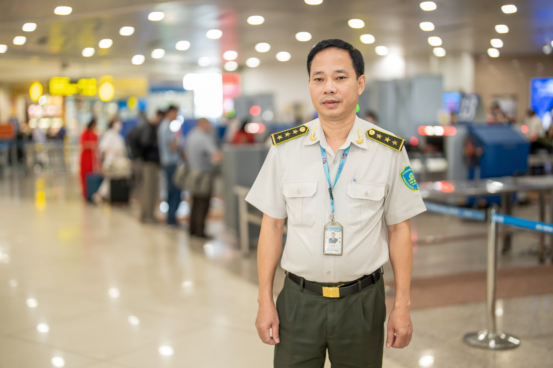 Ông Trần Đình Trung, Phó Đội trưởng Đội An ninh Soi chiếu quốc nội, Trung tâm an ninh hàng không Nội Bài, Cảng hàng không quốc tế Nội Bài.