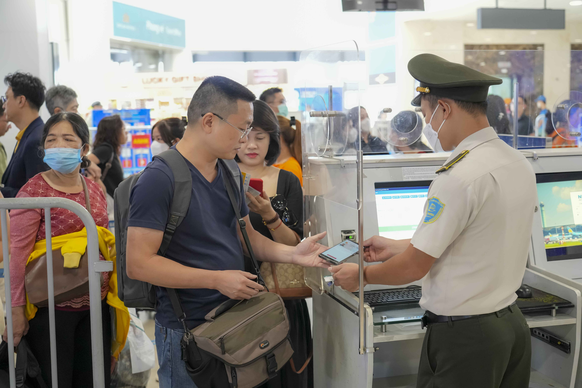 Hành khách sử dụng VNEID tại điểm kiểm soát giấy tờ tùy thân. Nguồn: Cảng hàng không quốc tế Nội Bài