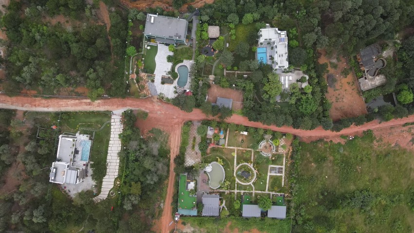 Lộ nhiều công trình xây dựng vi phạm đất rừng tại khu vực đường bê tông bị sạt lở đất ở xóm Ban Tiện, thôn Phù Ninh, xã Minh Phú (Sóc Sơn, Hà Nội) vào ngày 4/8. Ảnh: Pháp luật TP.HCM