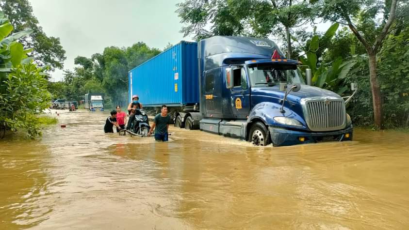 Nước ngập sâu khiến việc di chuyển của người dân gặp khó khăn