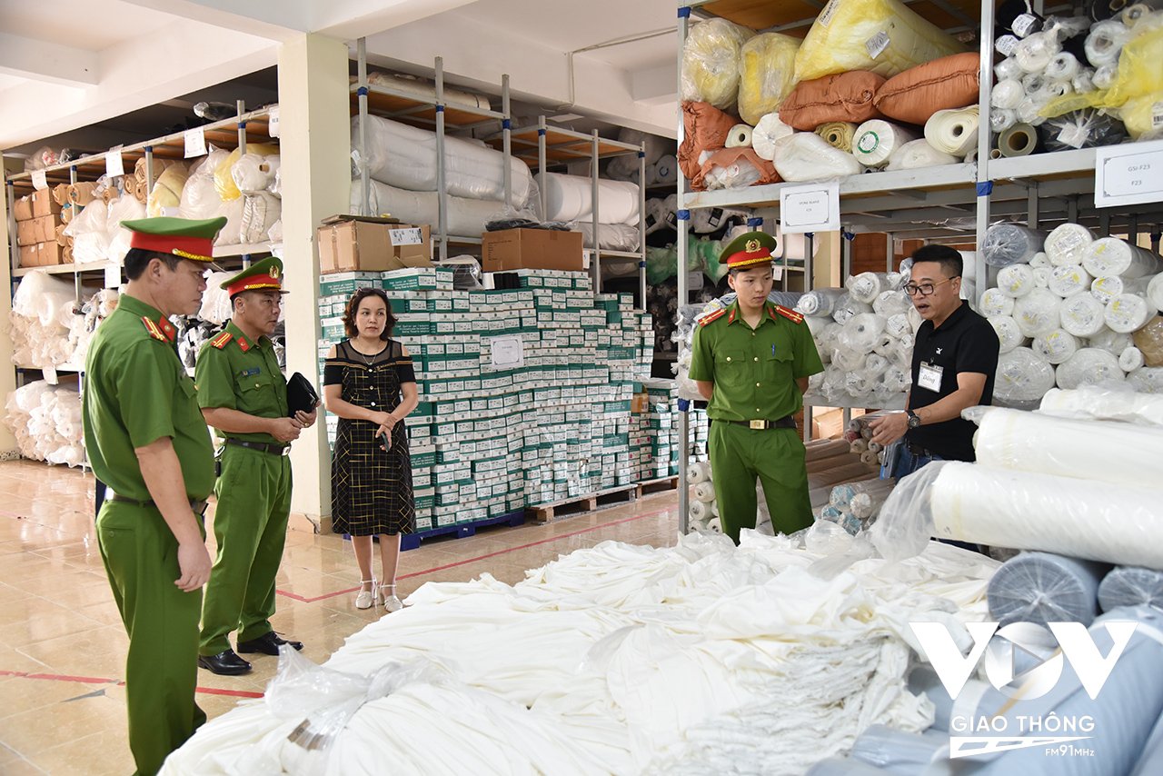  Lực lượng Cảnh sát PCCC&CNCH Công an huyện Ứng Hòa tuyên truyền công tác đảm bảo an toàn PCCC tại các kho hàng, xưởng sản xuất