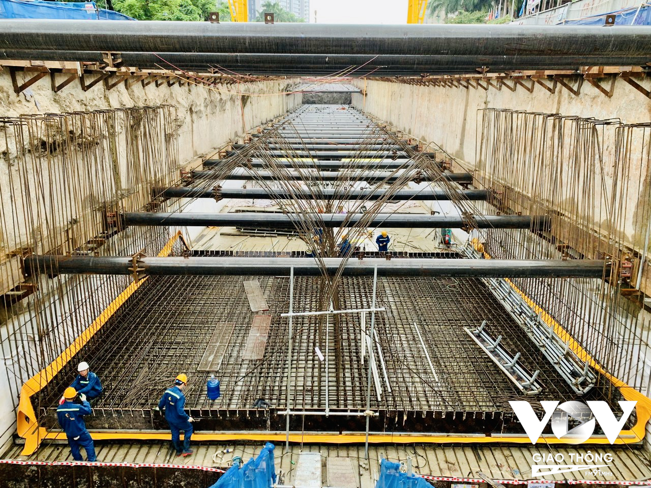Trên công trường, công nhân và nhà thầu đang dồn tổng lực thi công để đưa dự án đầu tư xây dựng tuyến đường sắt đô thị Nhổn - ga Hà Nội về đích. Ảnh: Lê Huy