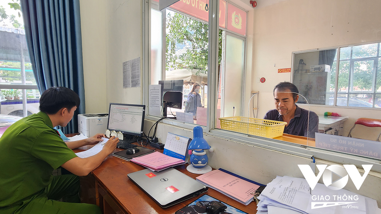 Người dân đến Công an xã Phước Kiển để đăng ký xe máy