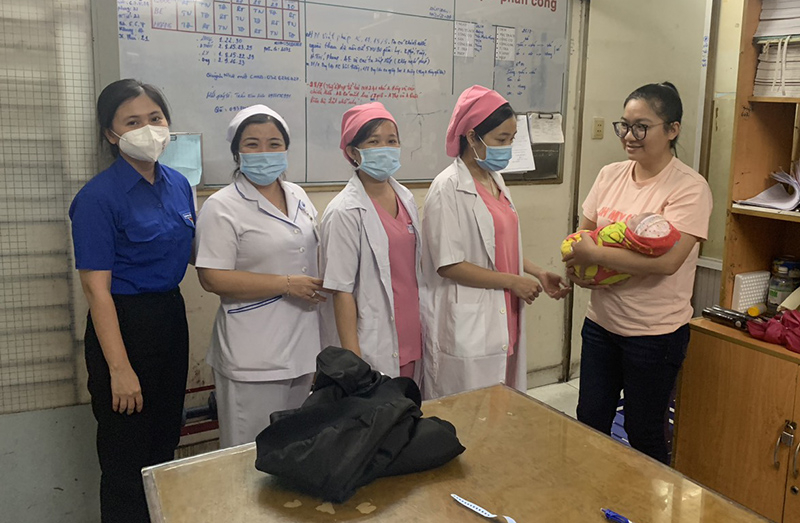 Bàn giao bé cho Trung tâm bảo trợ xã hội Thành phố để chăm sóc nuôi dưỡng