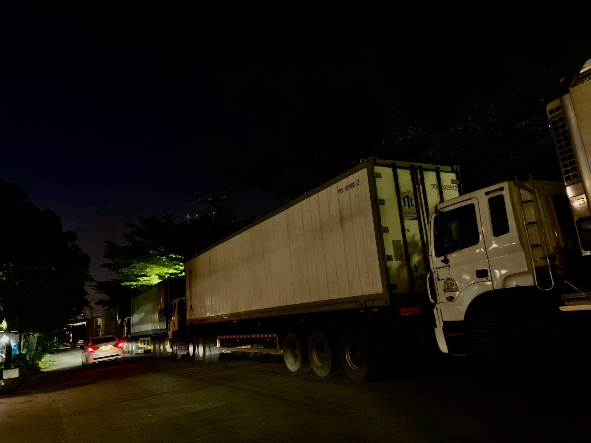 Hiện người dân phải đi nhờ đường D8 của công ty TNHH Preferred Freezer Services Viet Nam tự bỏ kinh phí xây dựng. Tuyến đường không đảm bảo đèn chiếu sáng vào ban đêm, điều này tiềm ẩn nhiều nguy cơ xảy ra tai nạn giao thông khi người dân phải song hành cùng container.