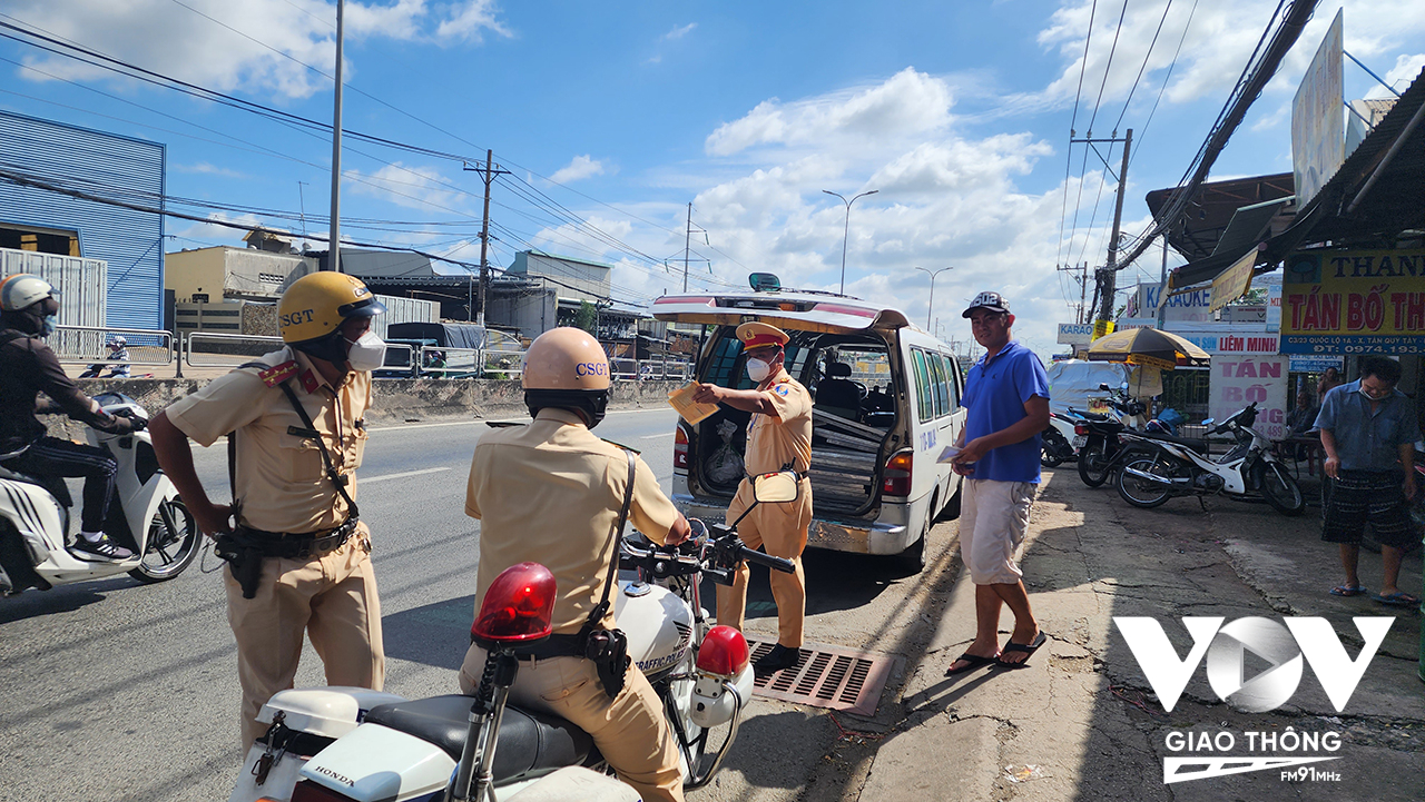 Lực lượng CSGT Trậm Tân Túc tuần tra kiểm soát xử lý vi phạm trên tuyến Quốc lộ 1