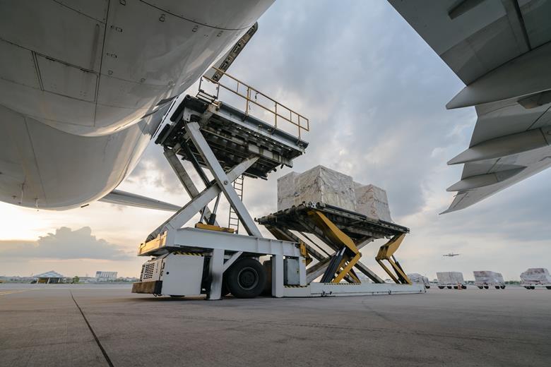 Phát triển mạnh trong thời kỳ xảy ra đại dịch COVID-19, nhưng doanh thu từ vận chuyển hàng hóa bằng đường hàng không đang sụt giảm - Ảnh Shutterstock