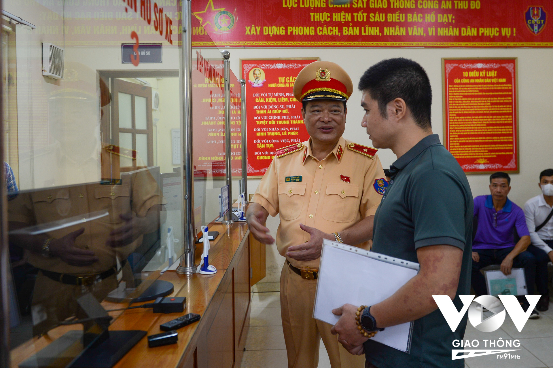 Thiếu tướng Lê Xuân Đức, Phó Cục trưởng Cục CSGT kiểm tra việc cấp biển số định danh