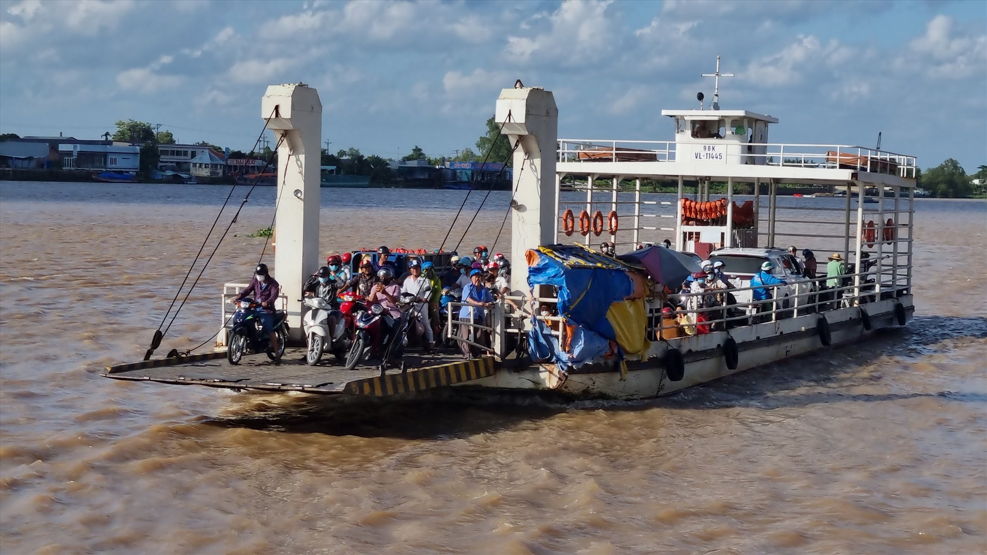 Chuyến phà bất chấp: Bất chấp chở quá số người quy định, bất chấp đưa ô tô sang sông và hành khách thì bất chấp chen lấn để xuống phà