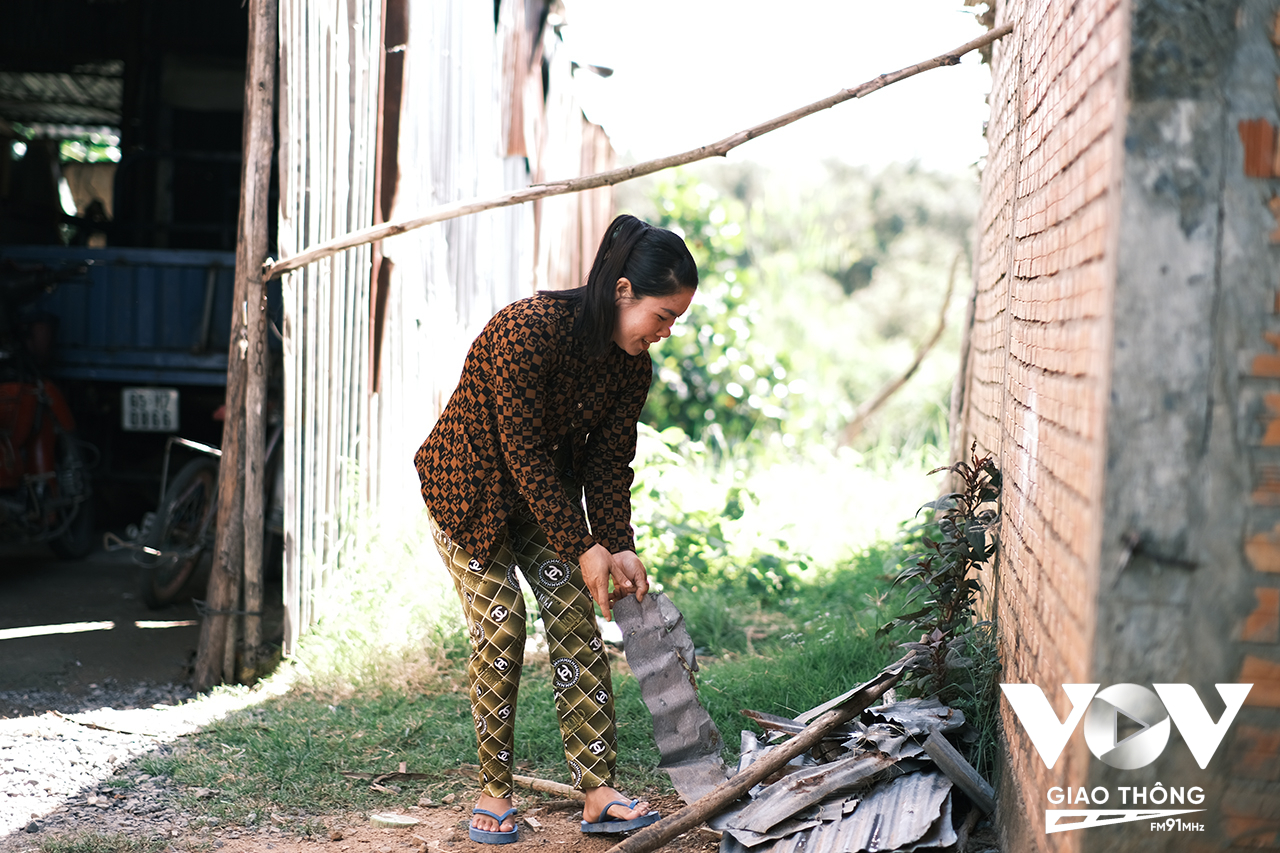 Nhận nhà vượt lũ và sinh sống ở đây mười mấy năm qua, chị Nguyễn Thị Thúy Diễm (43 tuổi) đang loay hoay dọn dẹp lại căn nhà của mình. Chị Thúy kể, nhiều người bỏ đi nơi khác làm ăn bởi vì không có việc làm ổn định, đa số người dân phải đi làm thuê kiếm tiền đắp đổi qua ngày. Gia đình chị cũng thuộc diện khó khăn, con chị buộc phải nghỉ học từ năm lớp 6 để phụ giúp gia đình.