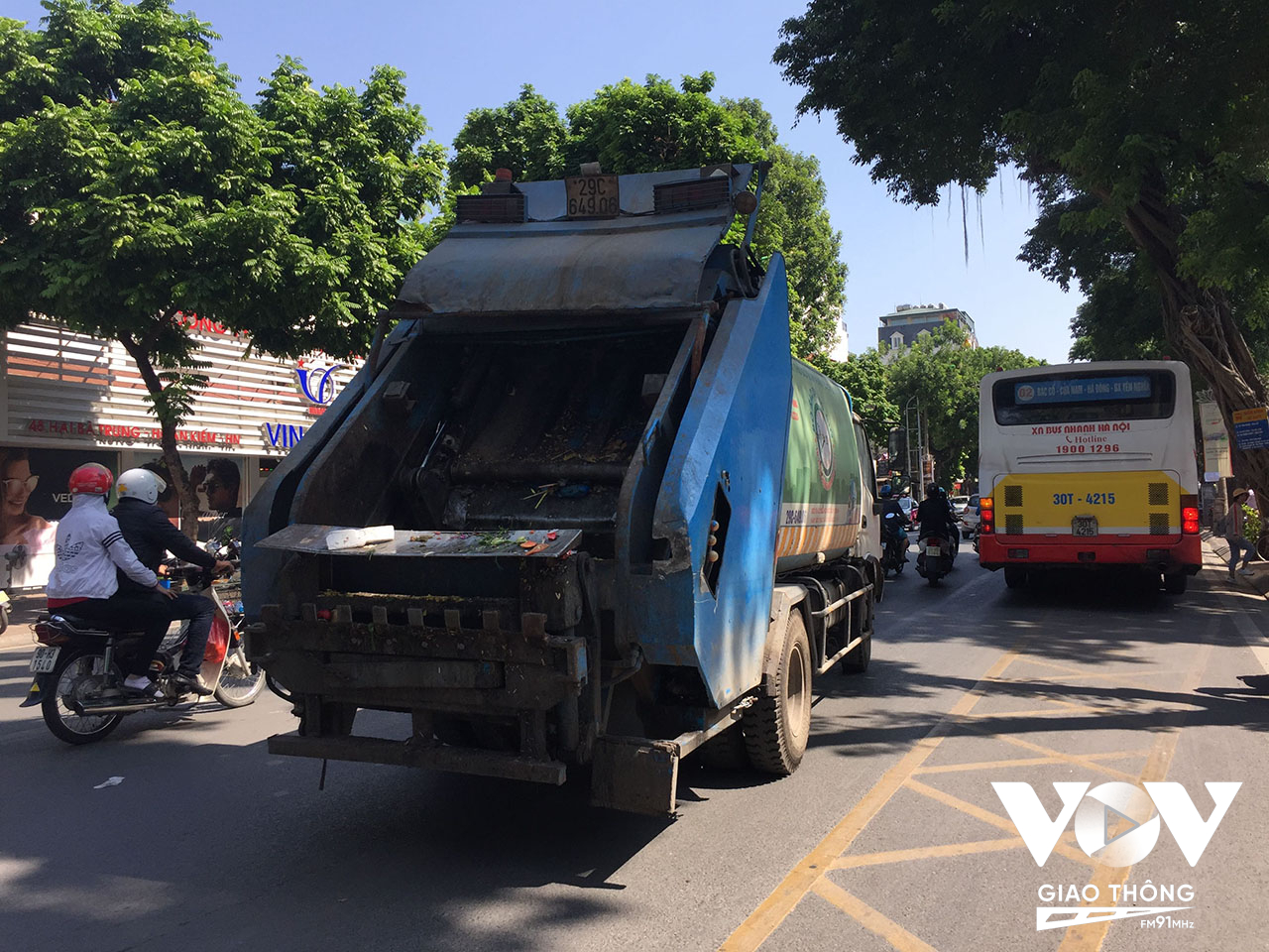 Xe chở rác nghênh ngang trên phố không che chắn, kéo theo mùi hôi thối khiến người tham gia giao thông phải né tránh