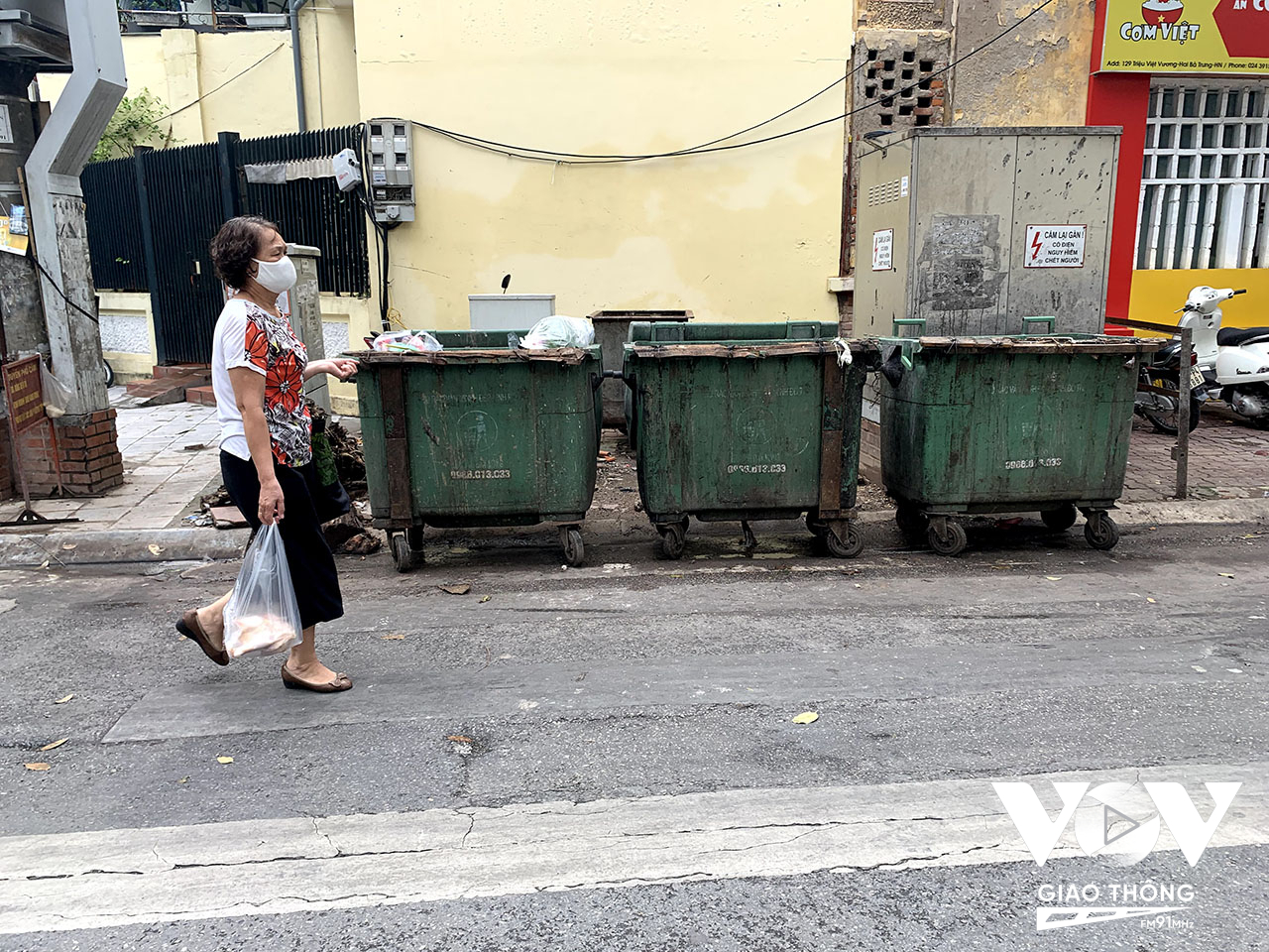 Những xe thu gom rác thải chiếm dụng vỉa hè, lòng đường và để nước thải, rác thải rơi vãi làm bẩn cả một góc phố. Nhưng được cho là chuyện 'đương nhiên'?