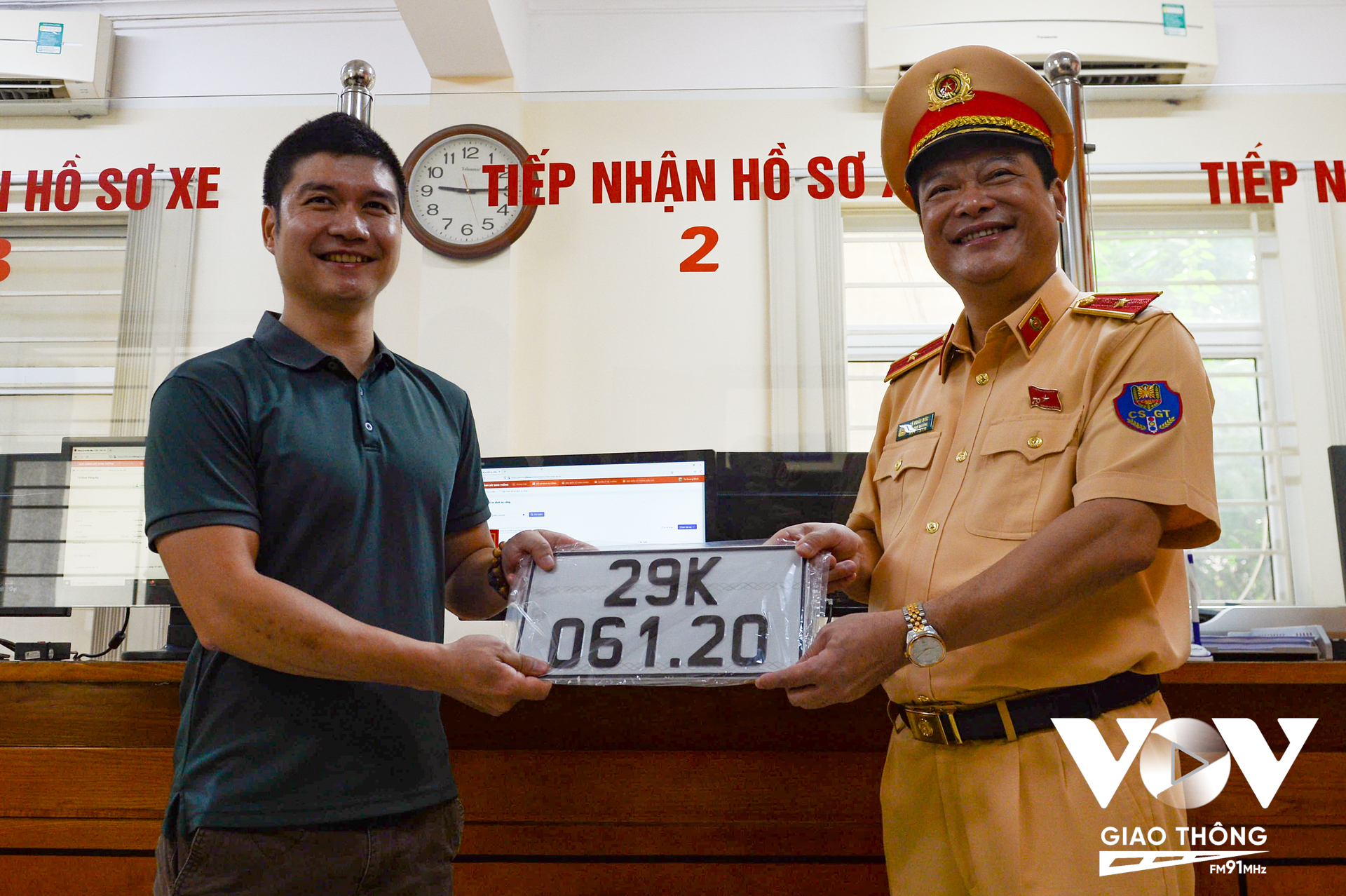 Trong sáng 15/8, Thiếu tướng Lê Xuân Đức - Phó Cục trưởng Cục CSGT (Bộ Công an) đã tới kiểm tra tại Cơ sở đăng ký số 2, thuộc Đội Đăng ký, quản lý phương tiện giao thông cơ giới đường bộ - Phòng CSGT - Công an TP Hà Nội.