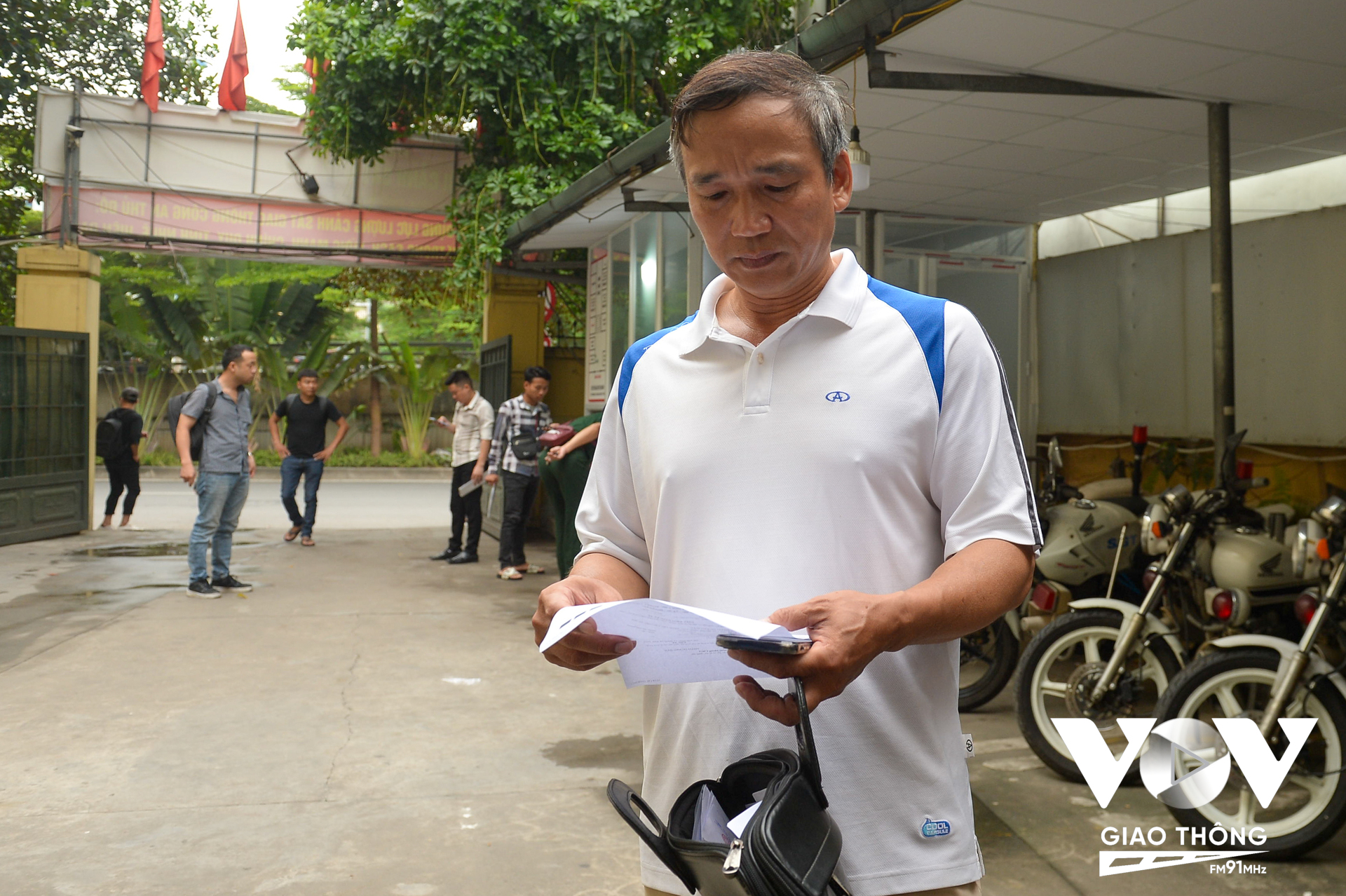 Ông Đản ở Hà Nội cho biết, do bận đi công tác nên chiều qua ông mới về tới Hà Nội, ngay sau khi về tới nơi ông đã tới cơ sở đăng ký số 2 để thực hiện việc sang tên cho chiếc ô tô của mình.