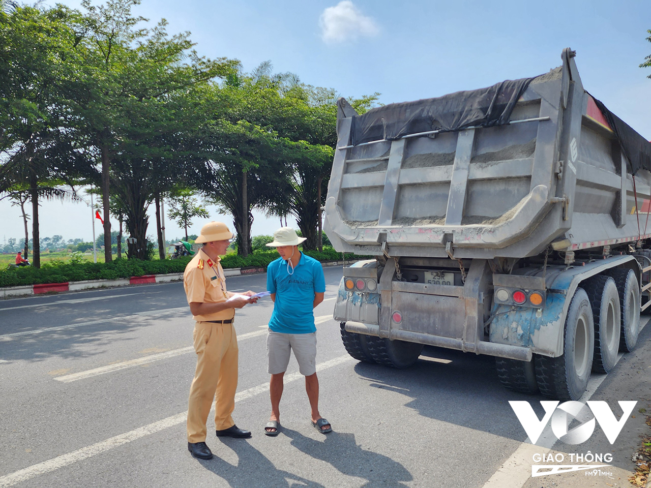 Trung Tá Phạm Anh Tuấn, Đội CSGT số 10 kiểm tra giấy tờ xe tải có dấu hiệu chở quá tải