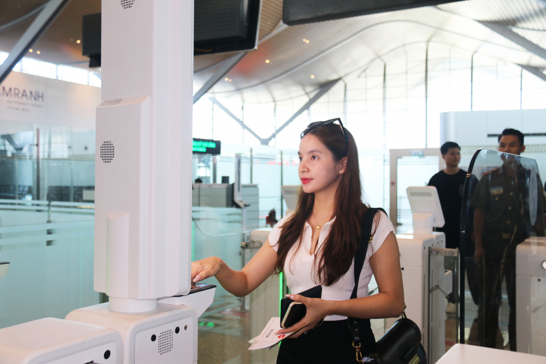 Một trong những hành khách đầu tiên sử dụng Autogate tại Nhà ga quốc tế Cam Ranh sau chuyến du lịch từ Malaysia (Ảnh: Báo Khánh Hòa)