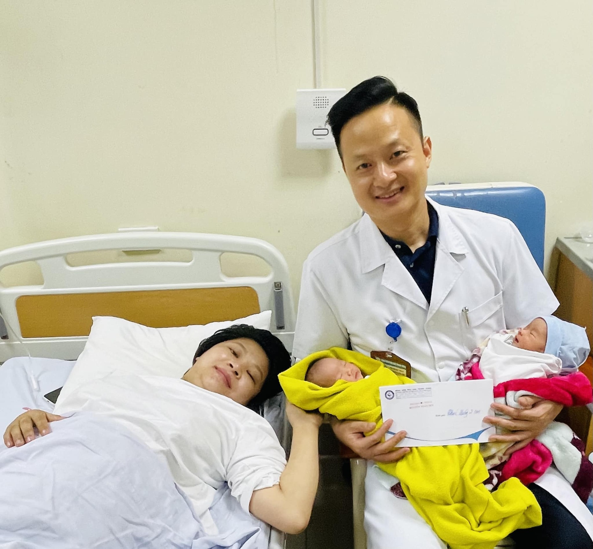 Bác sĩ Nguyễn Xuân Hợi chúc mừng một trong rất nhiều trường hợp mẹ tròn con vuông sau thời gian hiếm muộn