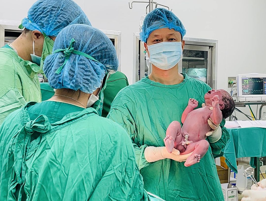 Bác sĩ Nguyễn Xuân Hợi cùng đồng nghiệp trong một ca hỗ trợ sinh sản