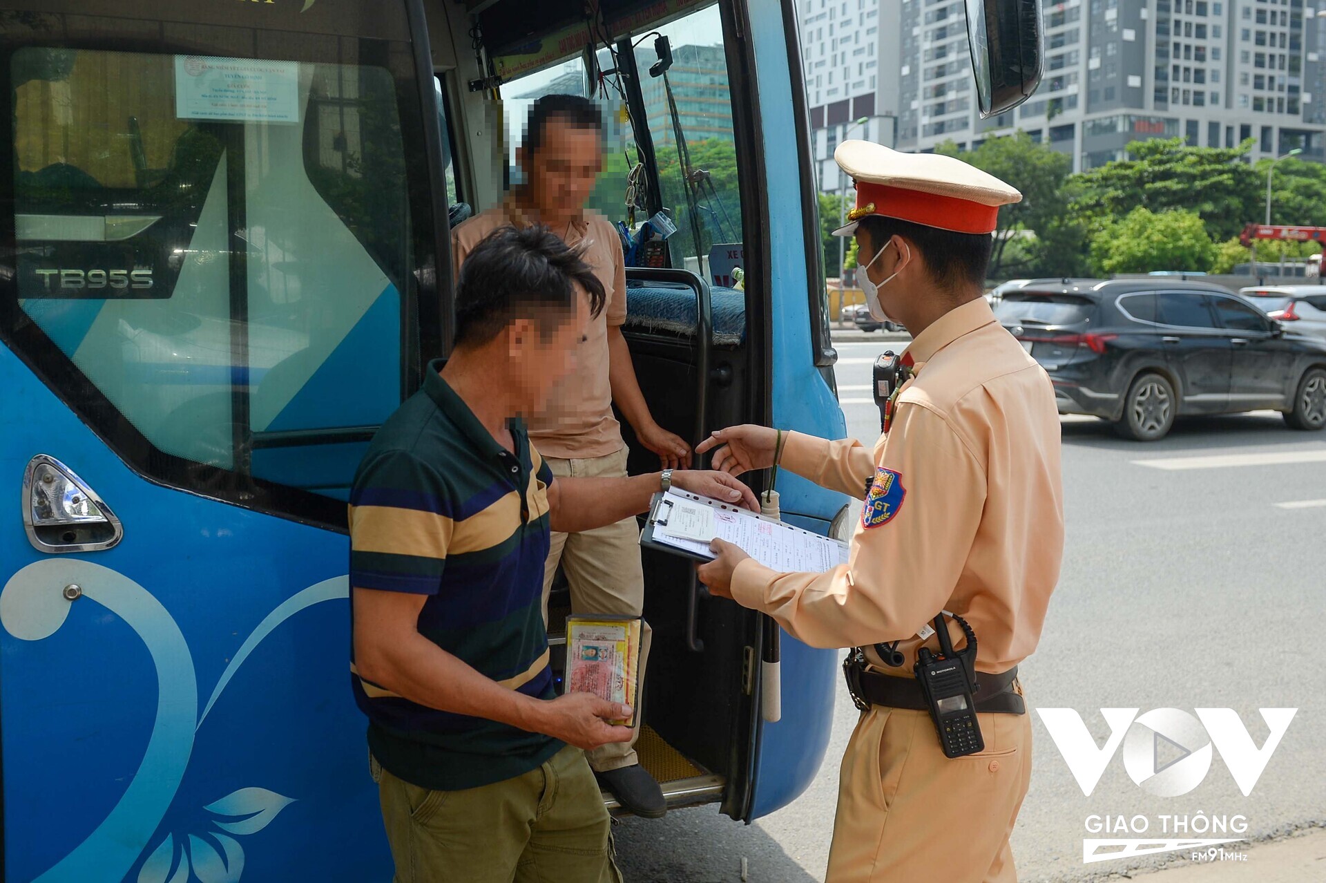 Lái xe H.T.H, nhà xe Hải Hằng chuyên tuyến Yên Bái – Hà Nội bị lực lượng chức năng xử lý vì dừng trả khách sai quy định.