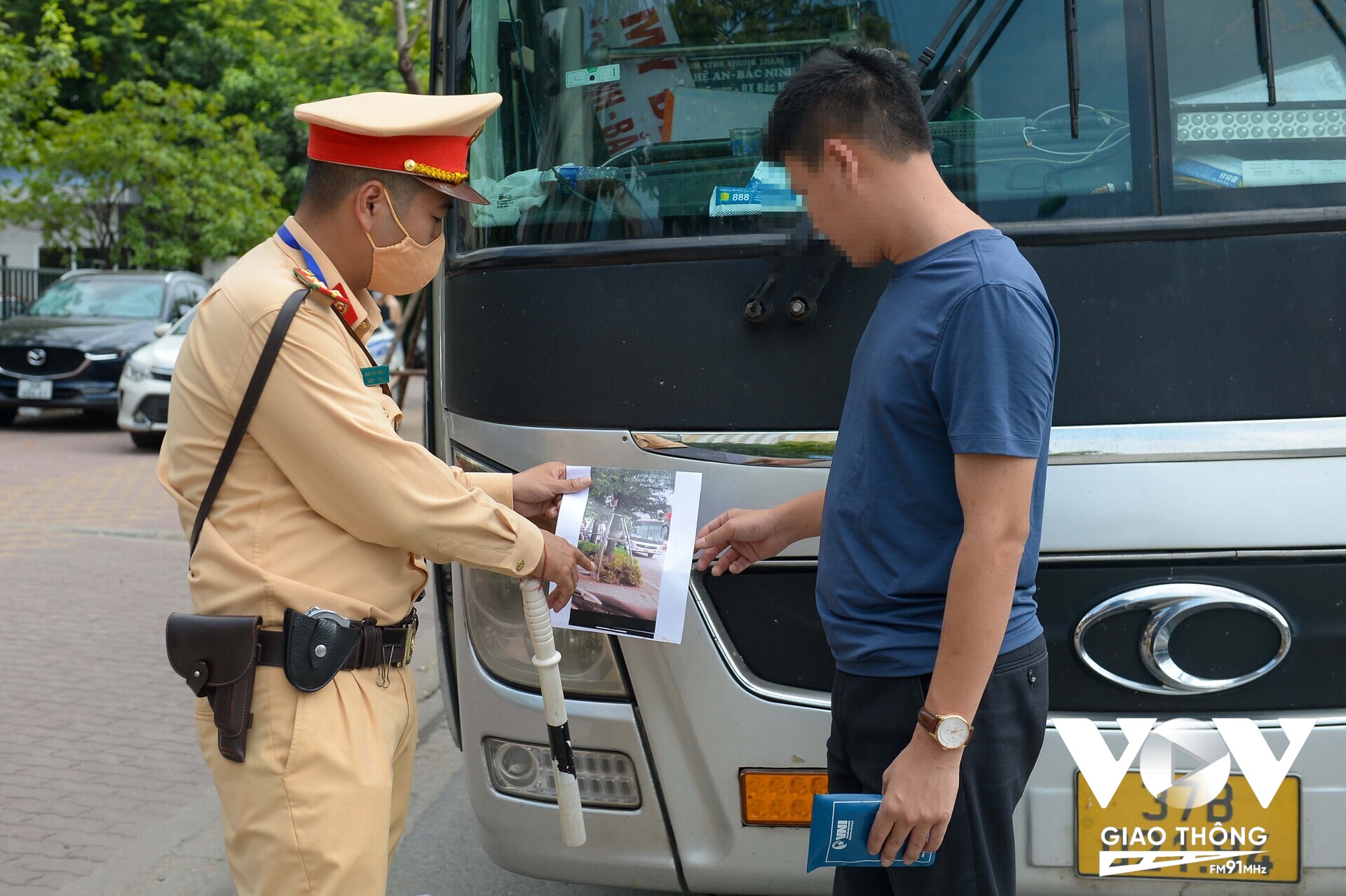 Lực lượng chức năng thông báo lỗi và hình ảnh vi phạm đối với nhà xe Trung Trầm chuyên tuyến Bắc Ninh – Nghệ An.