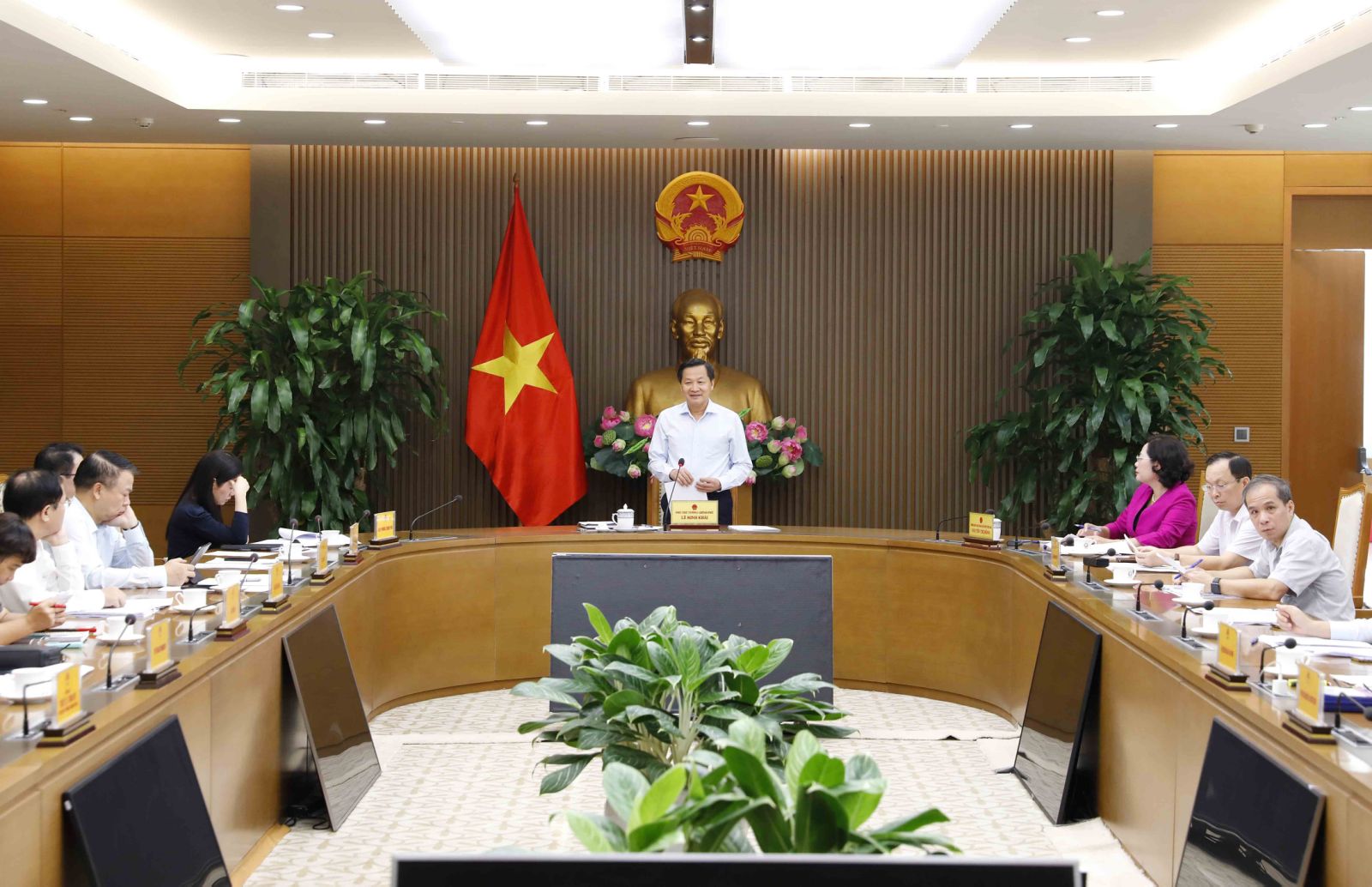 Phó Thủ tướng Chính phủ Lê Minh Khái chủ trì cuộc họp rà soát Thông tư số 06/2023/TT-NHNN ngày 28/6/2023 và Thông tư số 03/2023/TT-NHNN ngày 17/4/2023 của Ngân hàng Nhà nước Việt Nam. Ảnh VGP