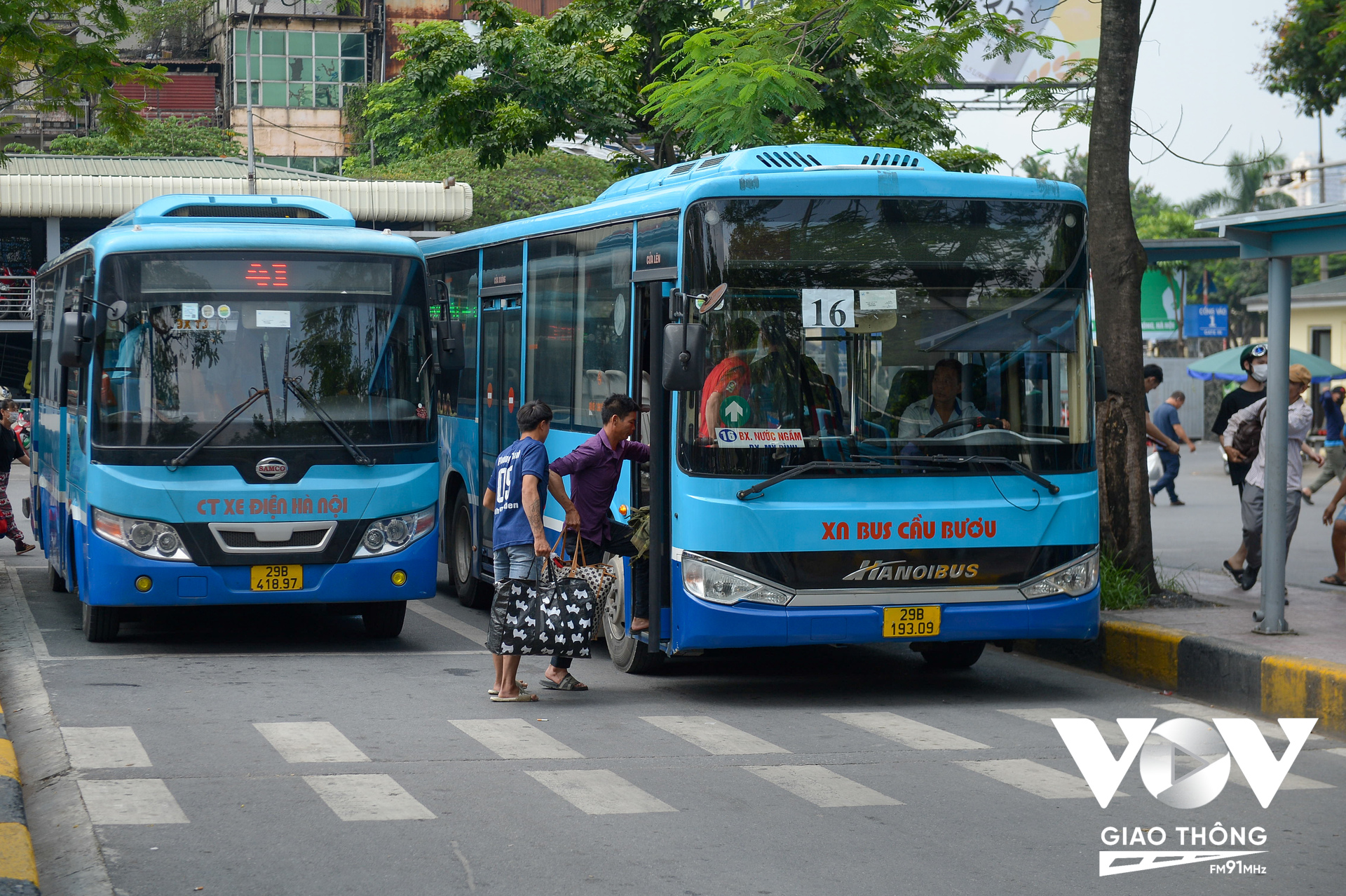 Bến xe Giáp Bát có sự phối hợp với Tổng công ty Vận tải Hà Nội và các xí nghiệp xe buýt để đảm bảo công tác trung chuyển hành khách.