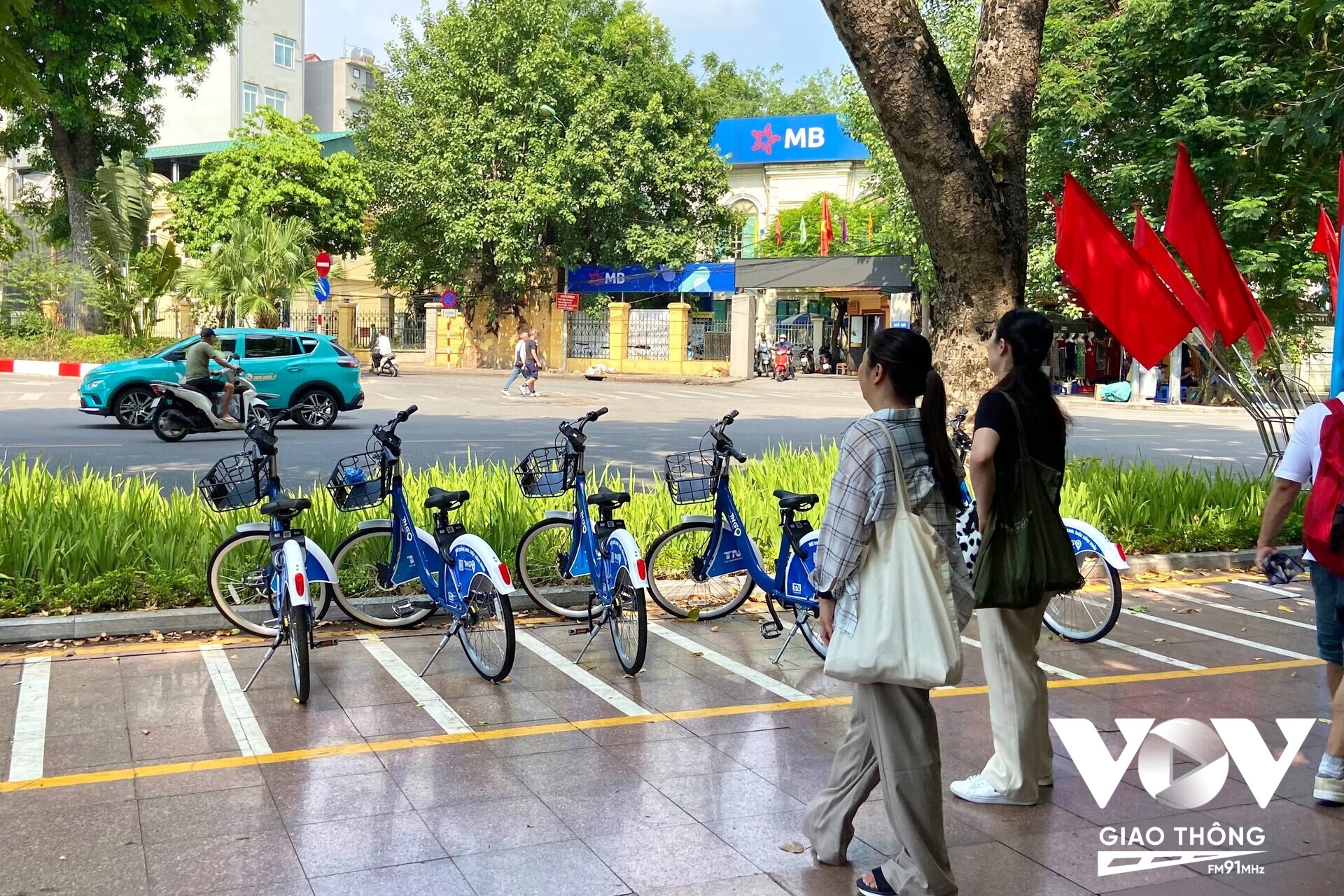 Nhiều người khá ngạc nhiên với các trạm xe đạp công cộng cho thuê lần đầu được triển khai ở Thủ đô