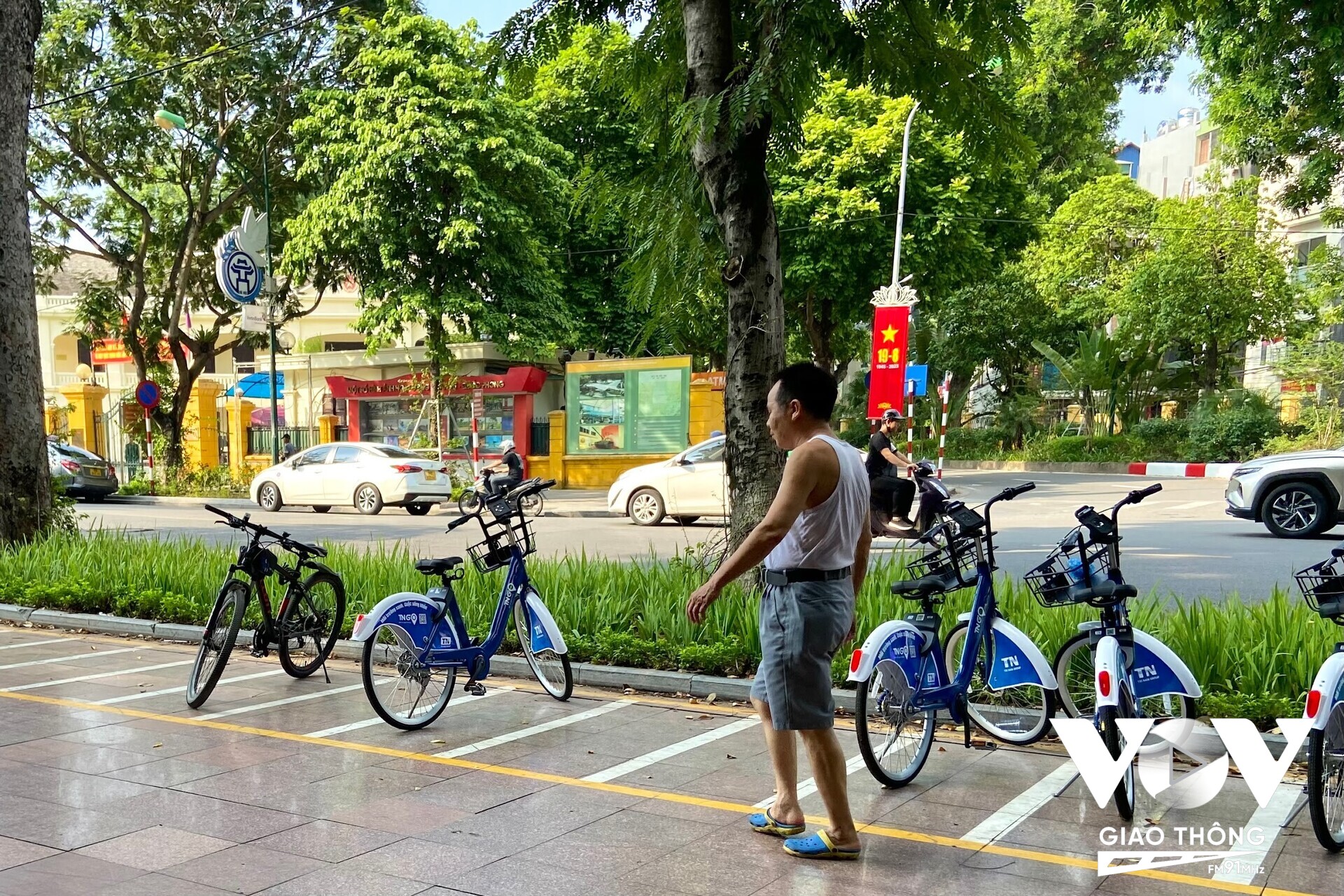 Bác Phúc (Ba Đình, Hà Nội) cho rằng: 'Dịch vụ này chủ yếu phù hợp hơn với người trẻ tuổi, bởi rất ít người cao tuổi như tôi biết tải ứng dụng, quét mã QR Code để sử dụng dịch vụ. Chưa kể lại còn phải nạp tiền các thứ nữa lại càng loằng ngoằng'