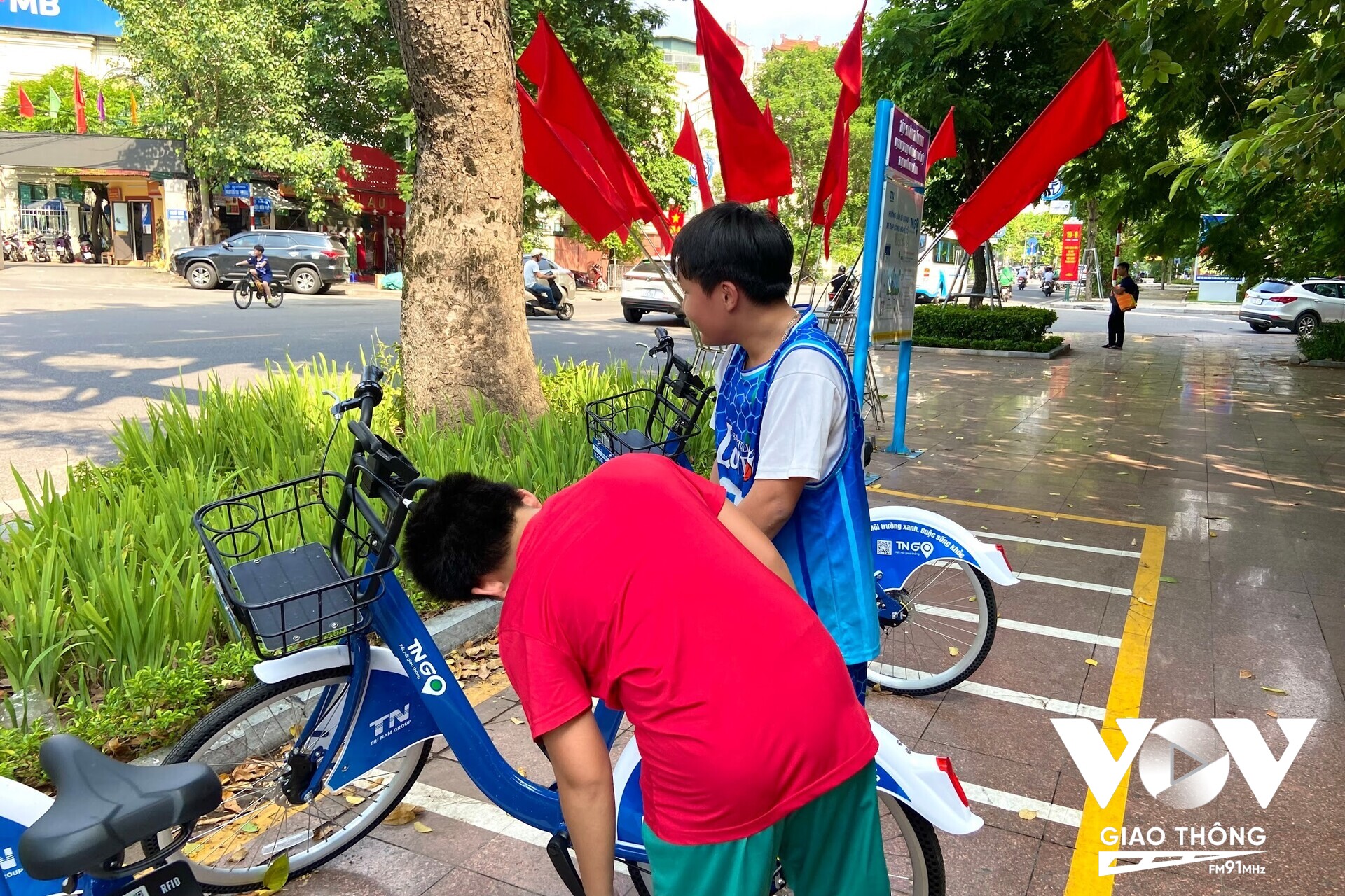 Các em nhỏ tò mò với những chiếc xe đạp mới đặt ở trạm xe công cộng ở vườn hoa Lê-Nin