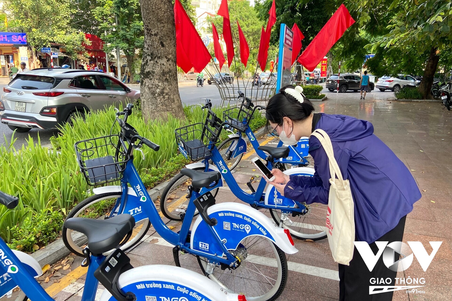 Bạn Ngọc Anh (Đống Đa, Hà Nội) thích thú trải nghiệm dịch vụ xe đạp công cộng: 'Mình thấy khá dễ sử dụng, cũng không cần phải thao tác quá nhiều sau lần đầu sử dụng. Đây cũng là lần thứ ba mình sử dụng dịch vụ này rồi'.
