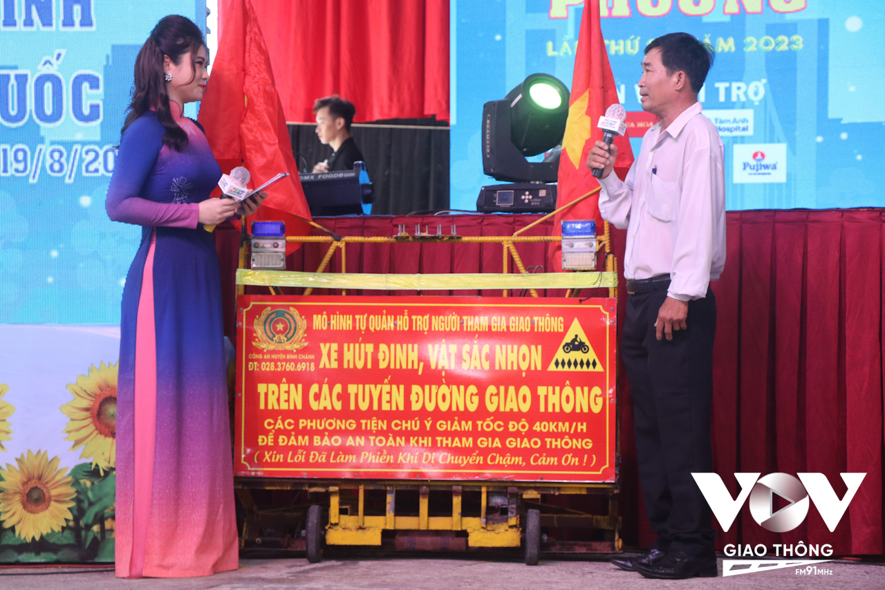 Ông Đinh Minh Cảnh – Người hùng thầm lặng hút đinh của Kênh VOV Giao thông được tuyên dương cá nhân tiêu biểu chương trình Gương sáng phố phường lần 20