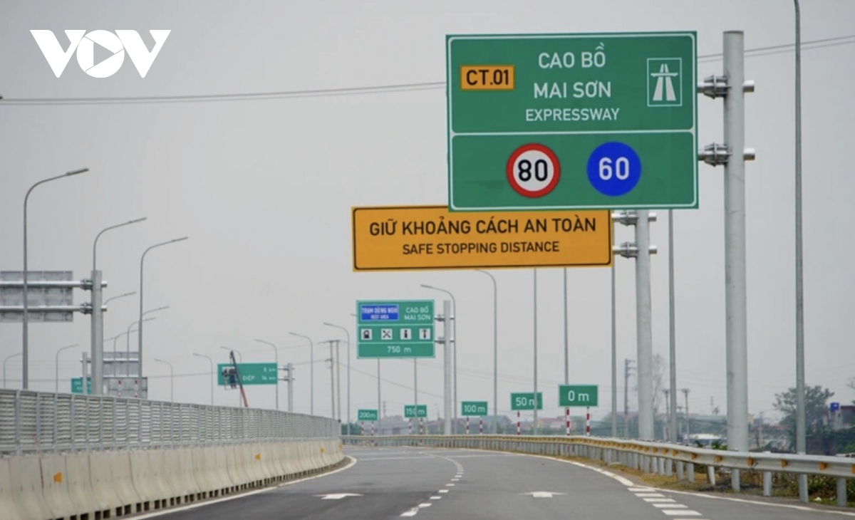 Cao tốc Mai Sơn - QL.45 đường đẹp, lưu lượng xe thấp nhưng chỉ cho phép chạy tốc độ tối đa 80 km/h. Ảnh: VOV