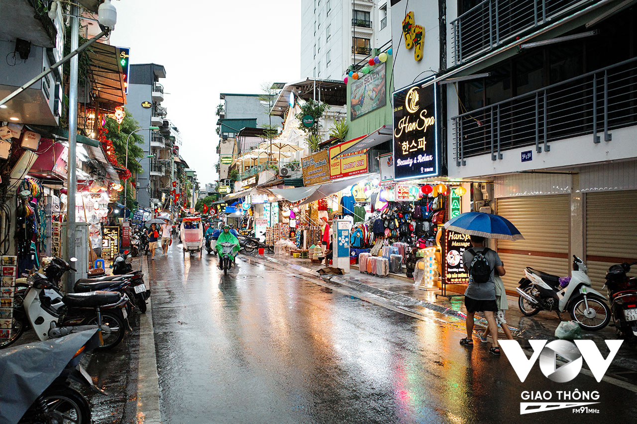 Sau cơn mưa, đường phố trở nên lung linh hơn... Đây có lẽ cũng là mùa hấp dẫn nhất với du khách khi đến với Hà Nội...