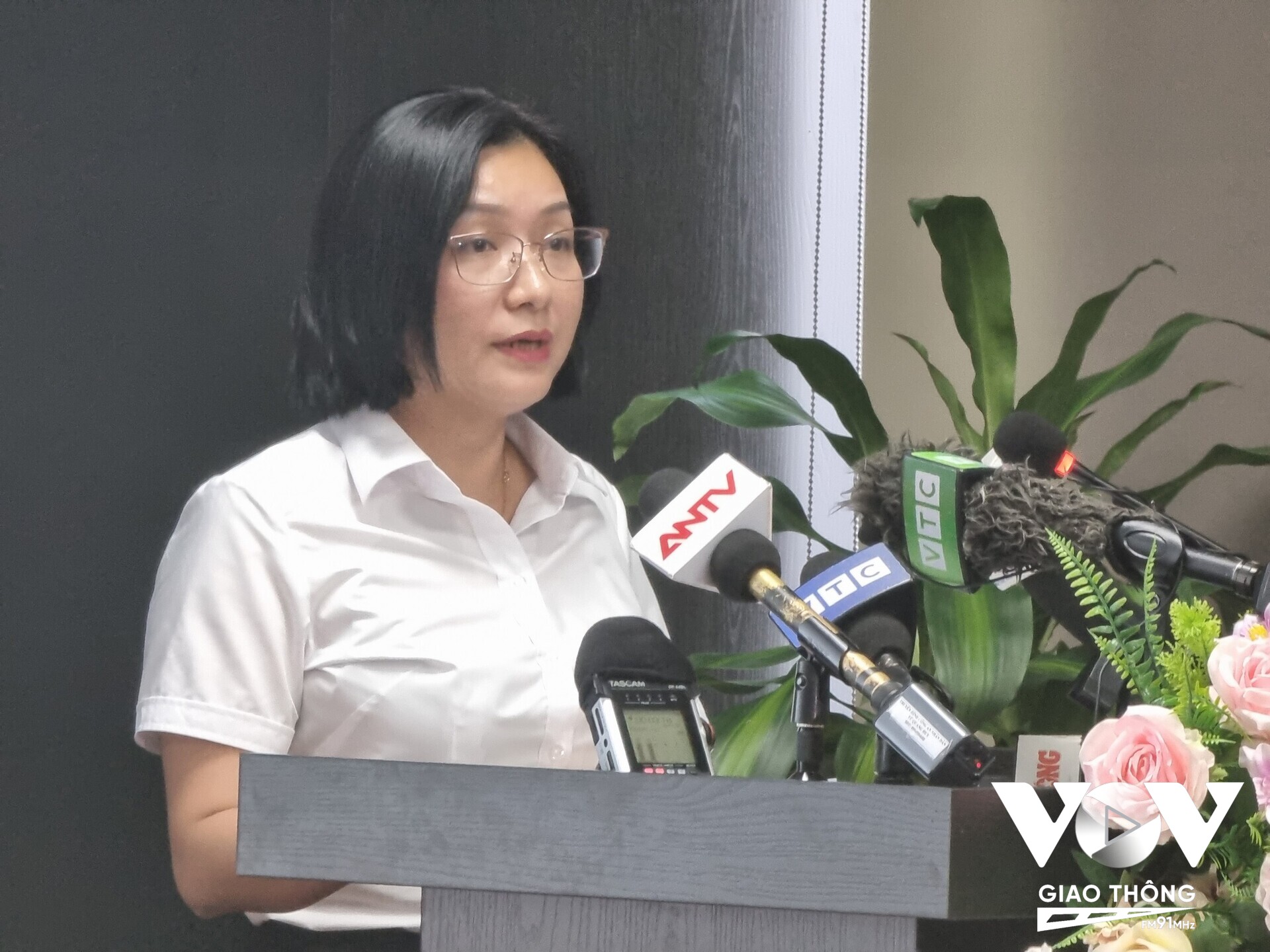 Bà Lâm Thị Mai Anh, giám đốc Công ty Đấu giá hợp danh Việt Nam, thông tin tại buổi thông tin báo chí
