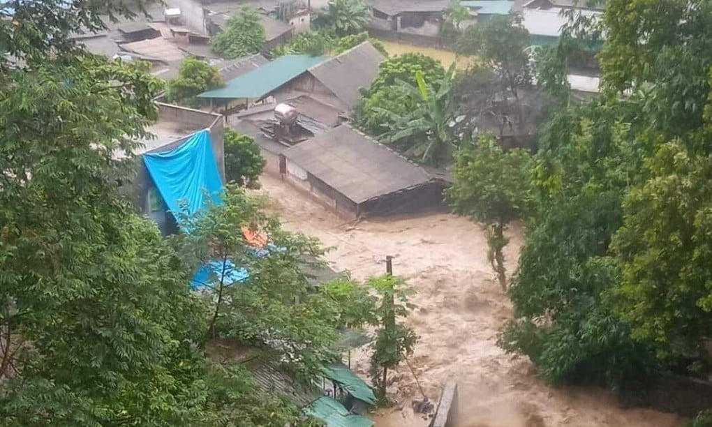 Nước, bùn thải tuyển quặng tràn xuống khu dân cư ở xã Tả Phời, Lào Cai. Ảnh: Tuổi trẻ Thủ đô