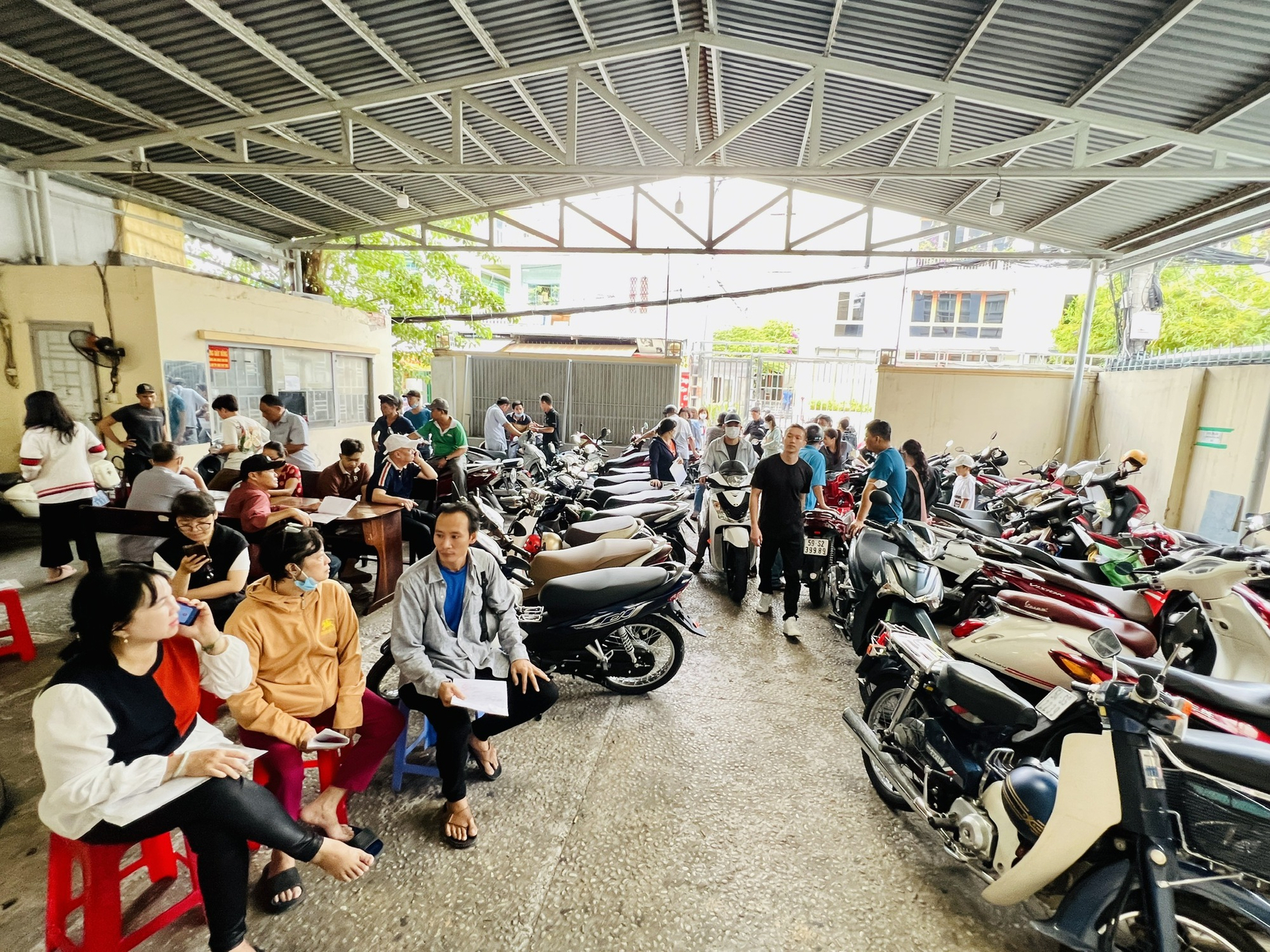 Người dân đến kín sân của Đội CSGT - TT Công an Q.Bình Thạnh đăng ký xe, sang tên xe. Ảnh: Thanh niên
