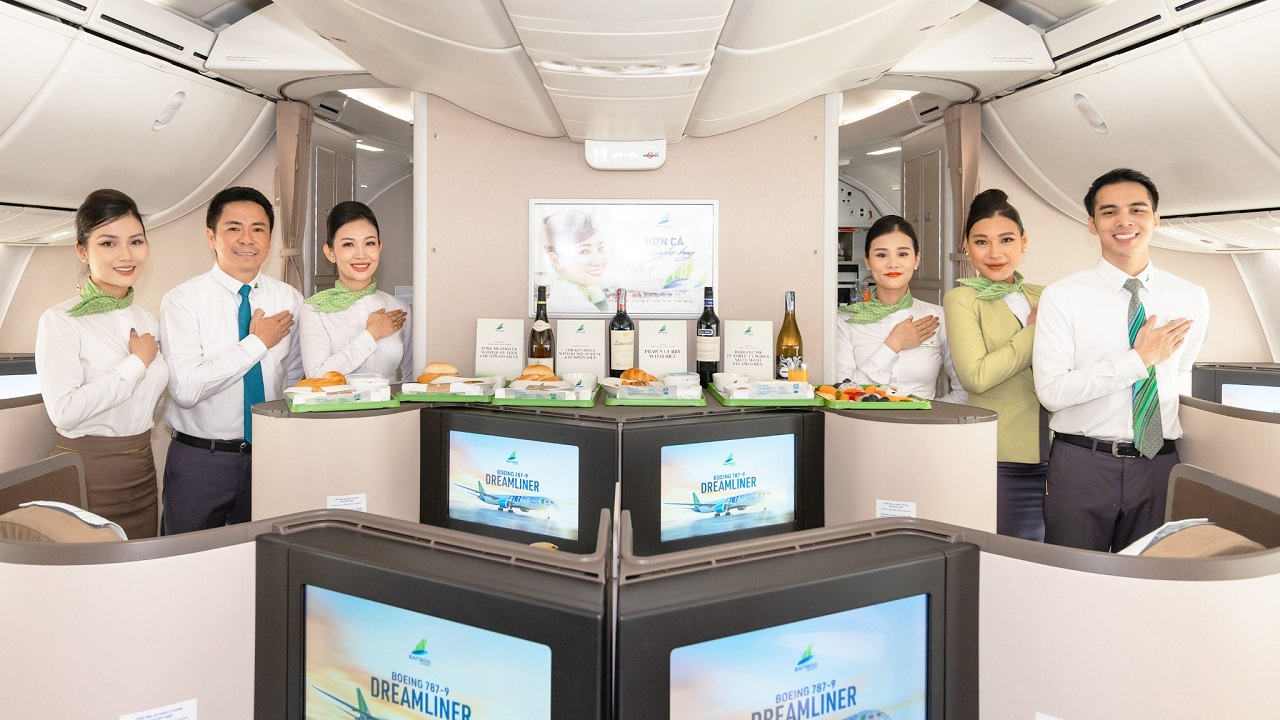 Ngay khi lên máy bay, hành khách sẽ được những “đại sứ bầu trời” của Bamboo Airways chào đón với nụ cười rạng rỡ và bàn tay trang trọng đặt trên ngực trái