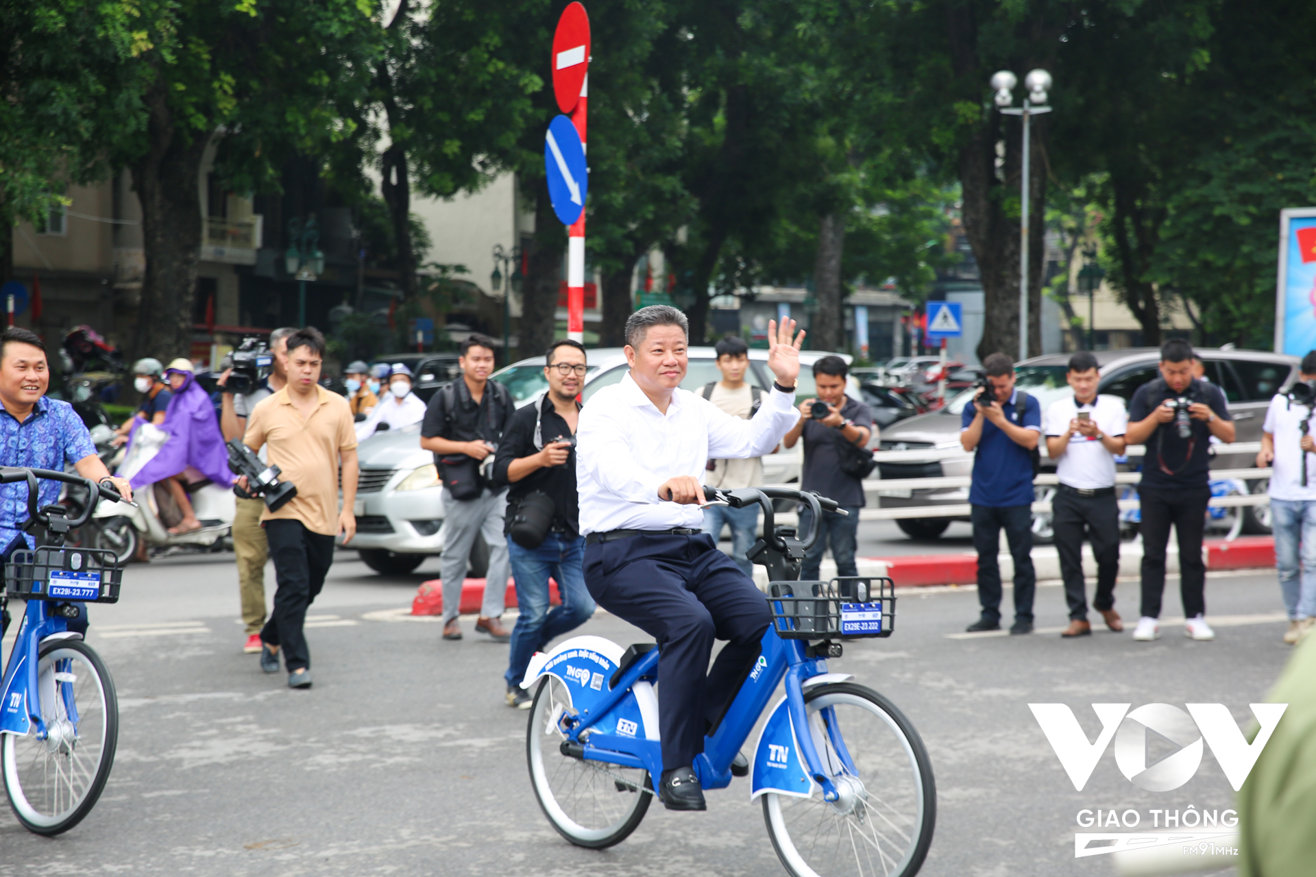 Ông Nguyễn Mạnh Quyền - Phó Chủ tịch UBND TP. Hà Nội trải nghiệm dịch vụ xe đạp điện-xe đạp công cộng tại Hà Nội sau buổi lễ