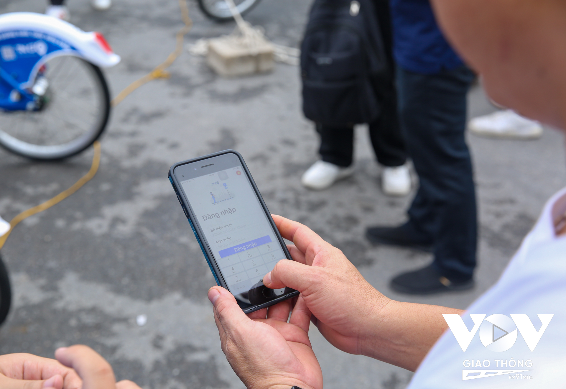 Người dùng phải tải ứng dụng cho thuê xe đạp công cộng, nạp tiền vào tài khoản, dùng thẻ từ hoặc smartphone quét QR code trên khóa xe để mở khóa
