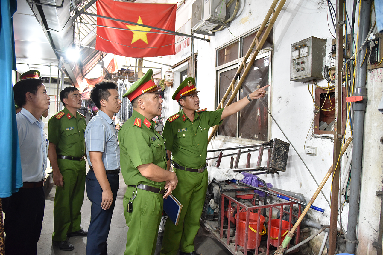 Đội Cảnh sát PCCC&CNCH Công an huyện Thường Tín yêu cầu BQL chợ Vồi đảm bảo an toàn hệ thống điện để tránh xảy ra sự cố chập cháy