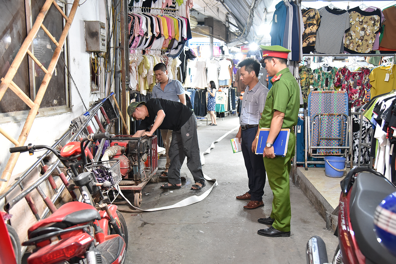 Bên cạnh sự vào cuộc của lực lượng chức năng, mỗi người dân, doanh nghiệp cần nâng cao ý thức chấp hành các quy định PCCC