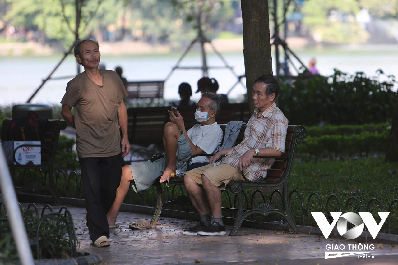 Dù ở nơi công cộng nào, công viên nào cũng có ghế đá, nhưng có lẽ những chiếc ghế đá ở Bờ Hồ là đặc biệt hơn, gần gũi hơn với người Hà Nội...