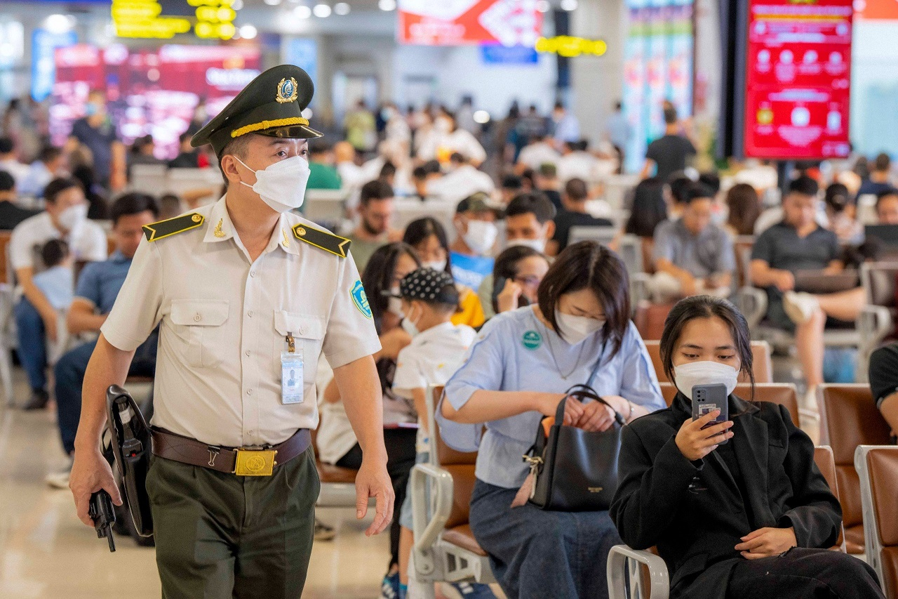 Một đồng chí An ninh hàng không Nội Bài đi tuần tra giám sát tại khu vực phòng chờ - Nhà ga hành khách T1