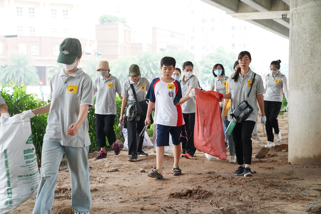 Trước khi tham gia sự kiện, các tình nguyện viên đã được Let’s Do It! Hanoi tập huấn về cách phân loại rác và hướng dẫn an toàn khi thu gom