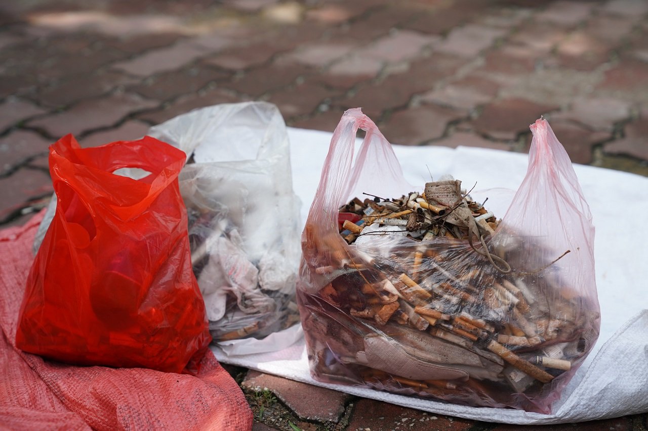 Tổng khối lượng rác thu gom được tại đường Phạm Hùng là hơn 1,6 tấn, trong đó chủ yếu là các loại cốc nhựa, khẩu trang y tế và đầu lọc thuốc lá